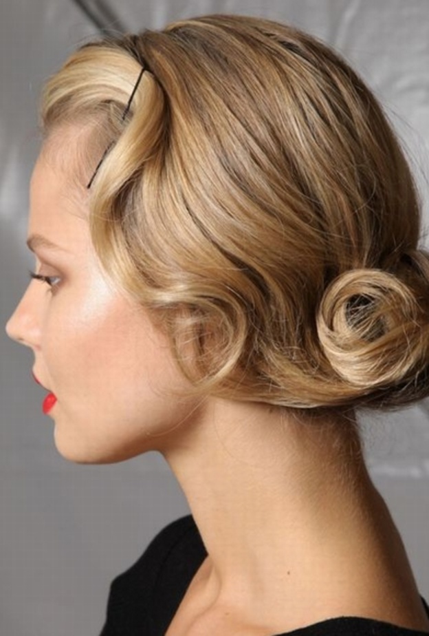 تسريحات شعر الريترو مع الشعر الاشقر