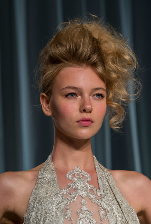 تسريحات شعر الكعكة الغريبة من عرض ريم عكرا Reem Acra