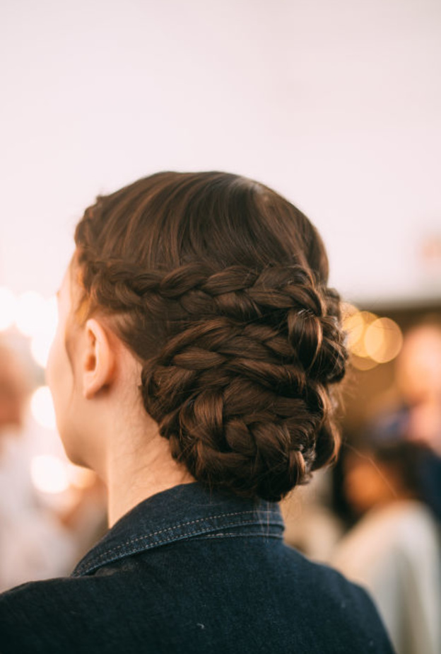 تسريحات شعر عرايس جديدة مع الكعكة المصحوبة بالضفائر الناعمة والمناسبة