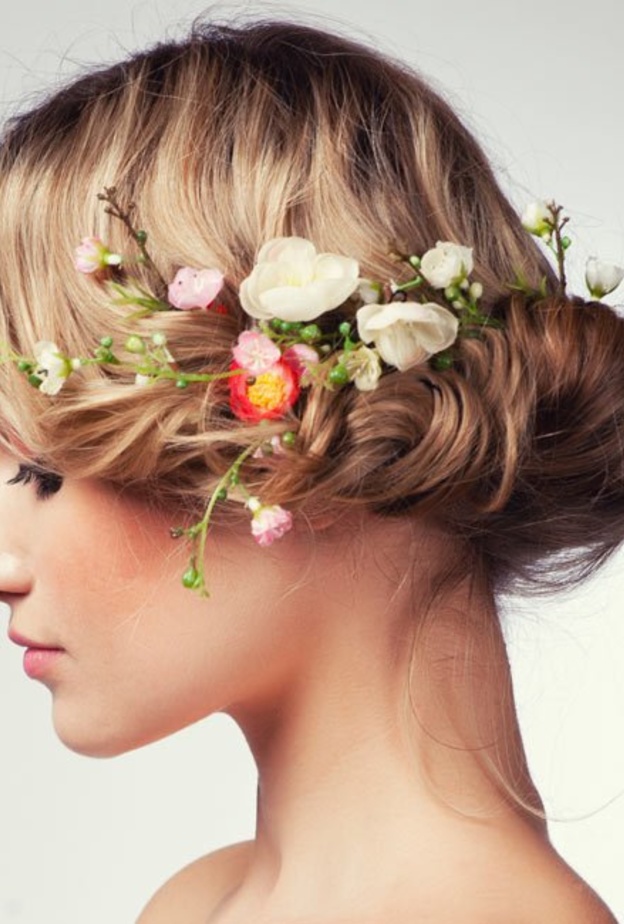 تسريحات شعر عصريةمع اكسسوارات الورود