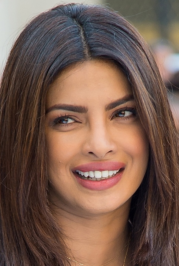 تسريحات شعر منسدل مع الفرق الوسطي