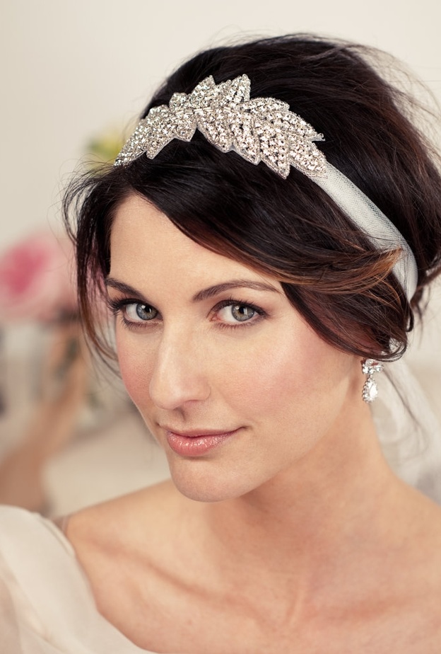 تسريحات عروس للشعر القصير مع اكسسوار براق