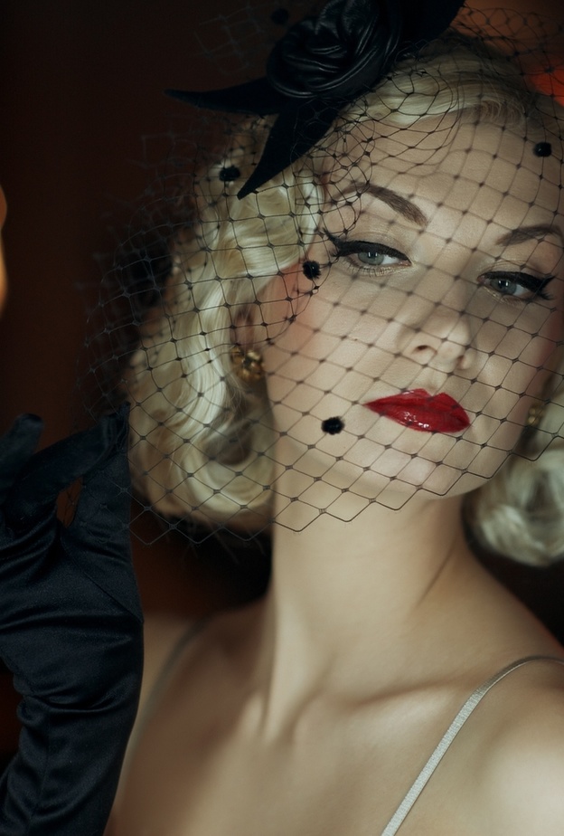  تسريحة ريترو مع مكياج جذاب