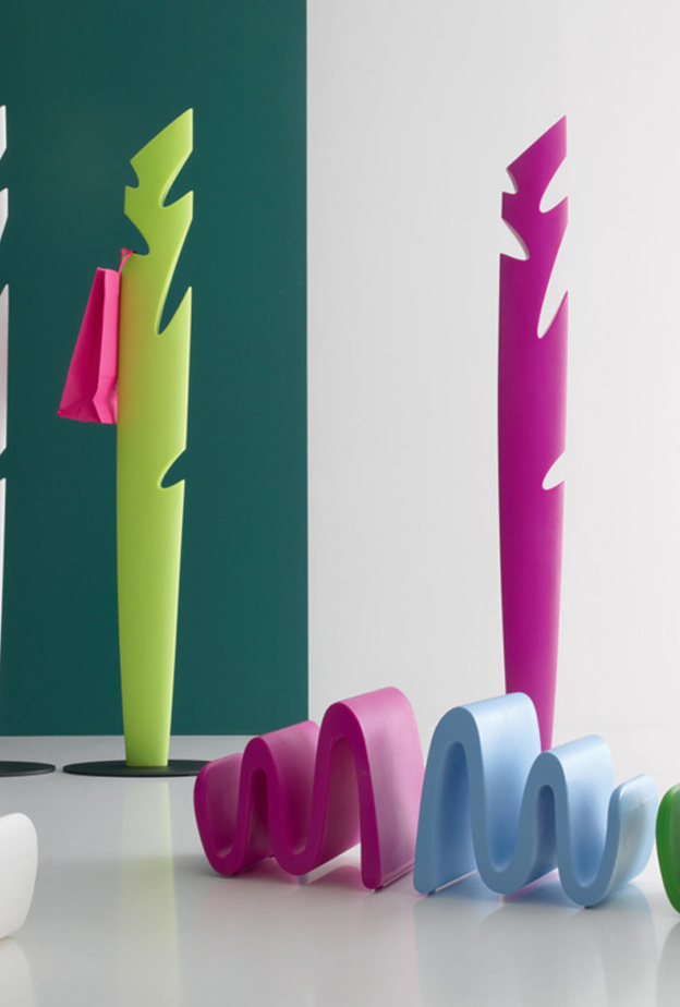 تصاميم ملونة لحاملات الثياب و الكتب 