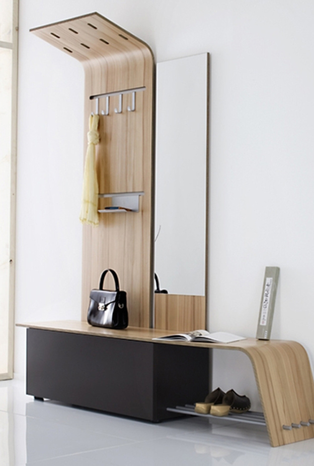 تصميم عصري لخزانة توضع عند مدخل المنزل من خشب السنديان الفاتح