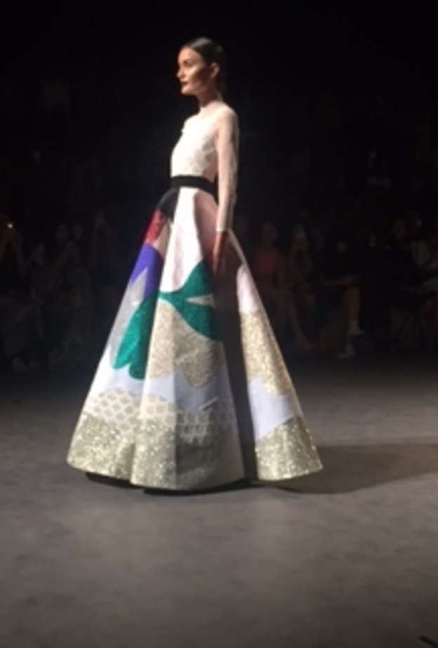 تصميم مميّز لحسين بزازا يشعّ بالألوان الرّاقية