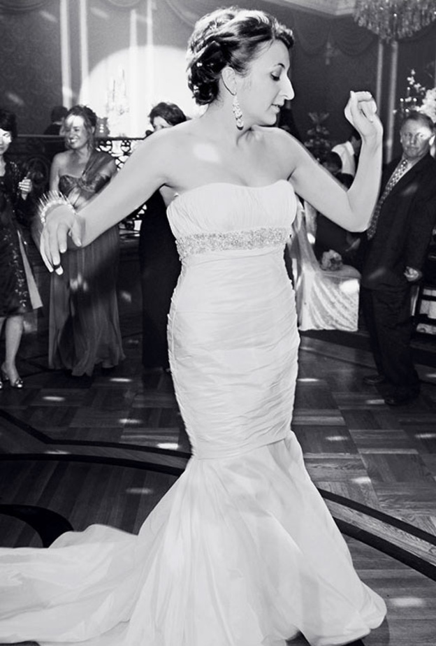 تطل العروس على وقع وقع الاغنيات التي تصف جمالها الاخاذ