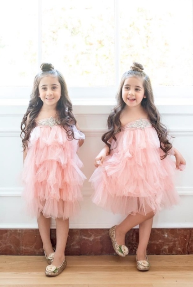 تعتمد والدتهما تسريحات شعر مواكبة للموضة