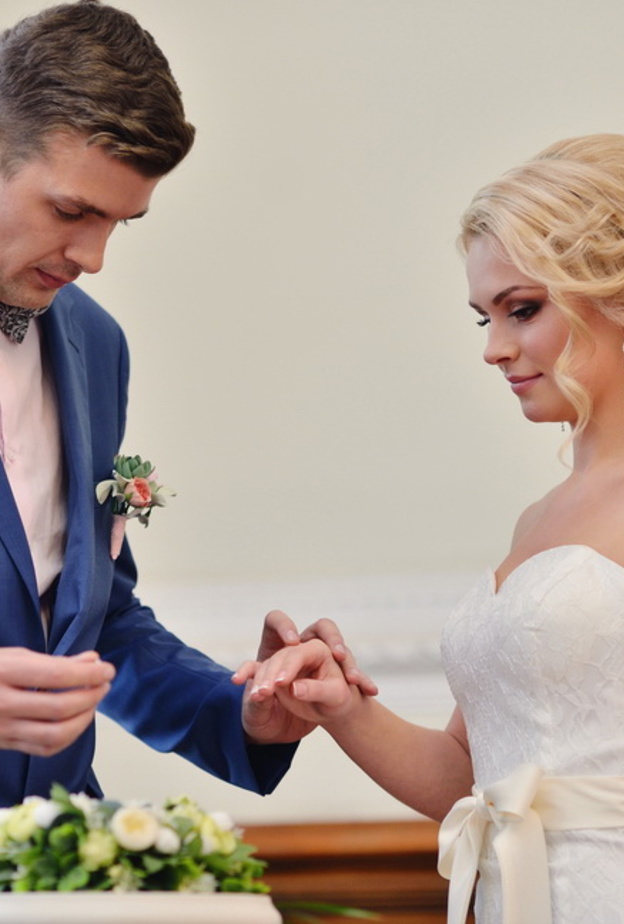 فاجئي حماتك بزيارتها لوحدك من دون خطيبك