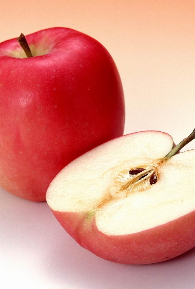 تلعب الوجبات الغنية بالالياف مثل التفاح دورا اساسيا في خسارة الوزن الزائد