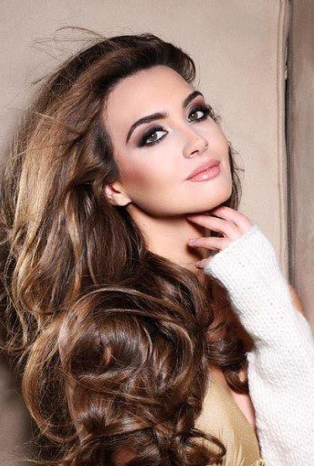 تمتعي بشعر كثيف صحي ولامع عن طريق استخدام زيت طبيعي