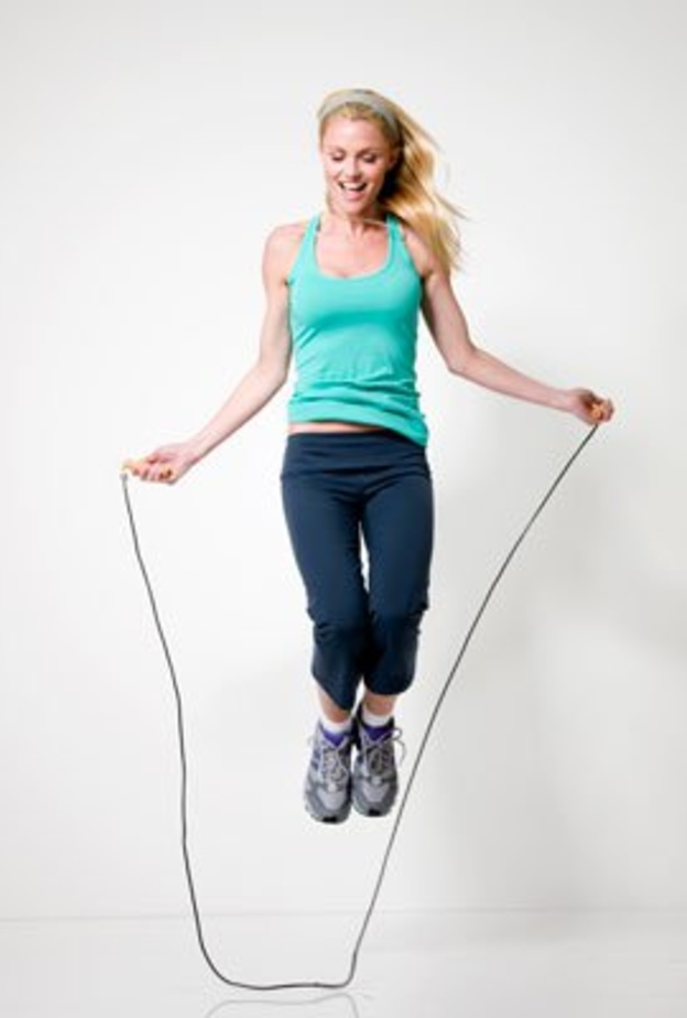 تمرين قفز الحبل من التمارين المفيدة في التخلص من الكرش