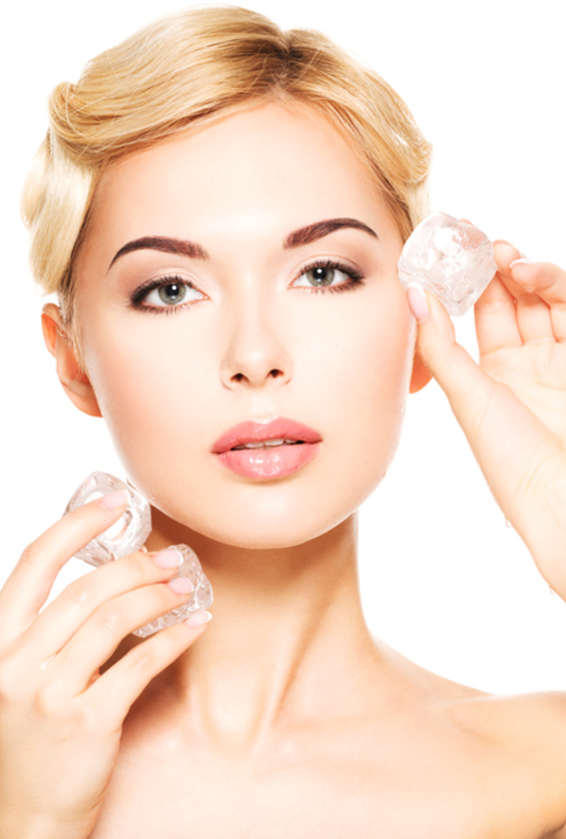 مكعبات الثلج من ماء الورد لبشرة نظيفة وناعمة