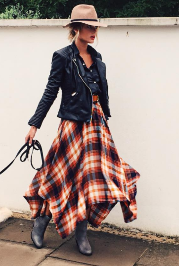 تنورة تارتان واسعة مع جاكيت جلدي