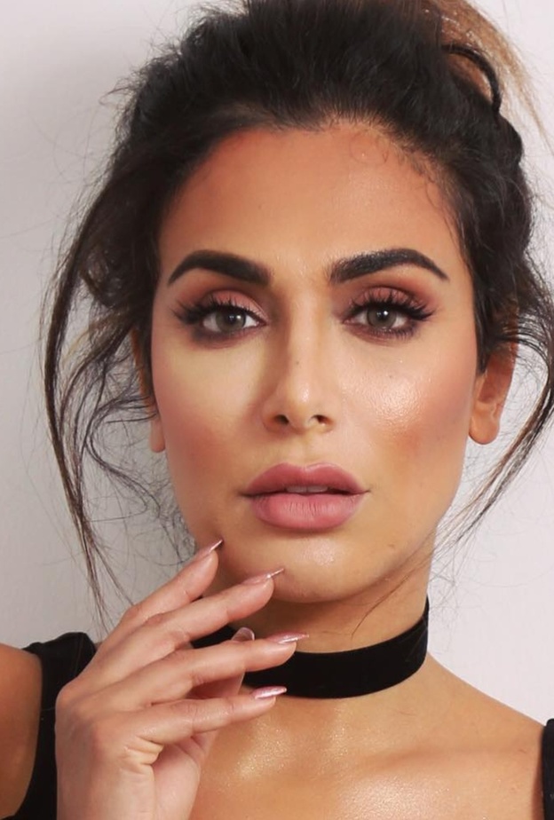 تهتم هدى بيوتي ببشرتها لتبقى نضرة و رائعة بالعناية اليوميه 