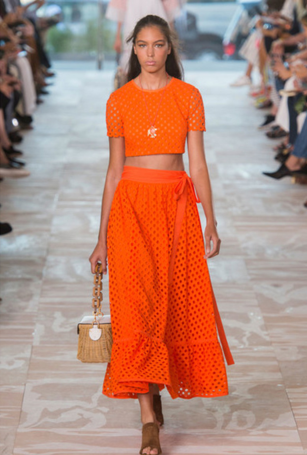 توبات مشرقة بقصة الكروب توب مع التنانير الطويلة من توري بورش Tory Burch