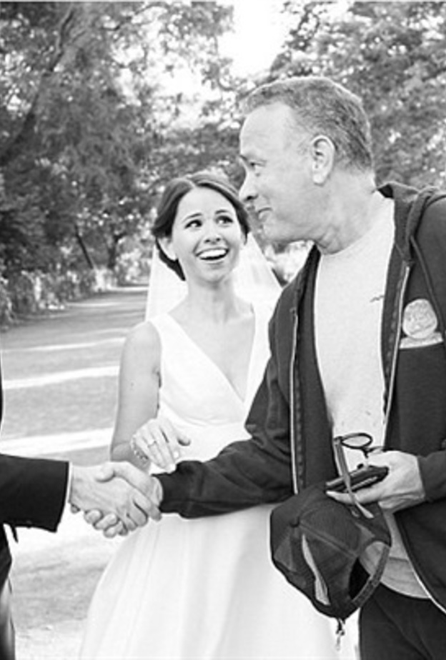 توم هانكس يصافح العريس