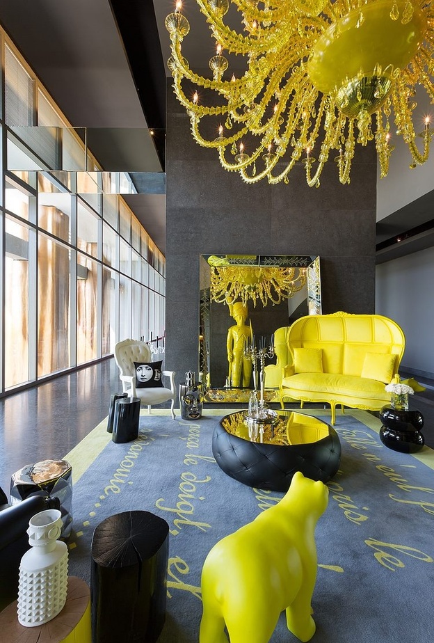 ثريا رائعة باللون الأصفر من تصميم المبدع فيليب ستارك 