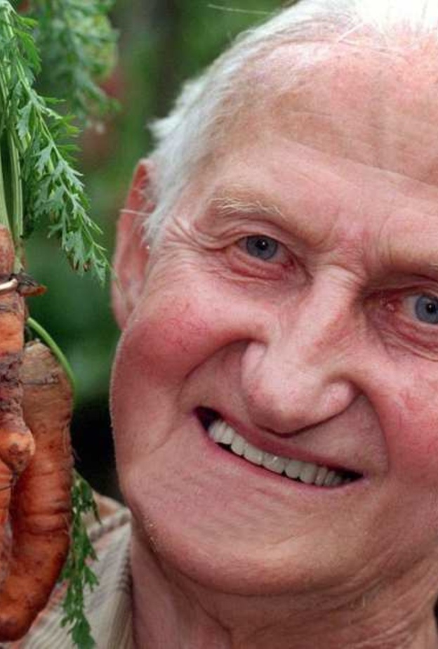 ثمانيني يجد خاتم زواجه بالجزرة