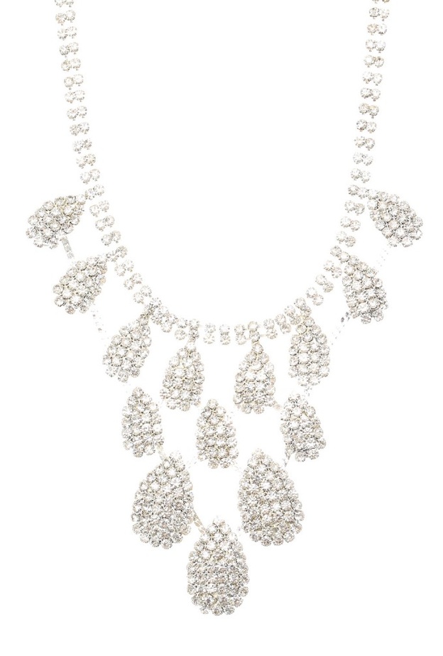 جاذبية الكريستال في القلادة