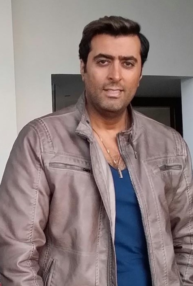 جاكيت الجلد الرمادية يختارها باسم ياخور لأسلوب كاجوال