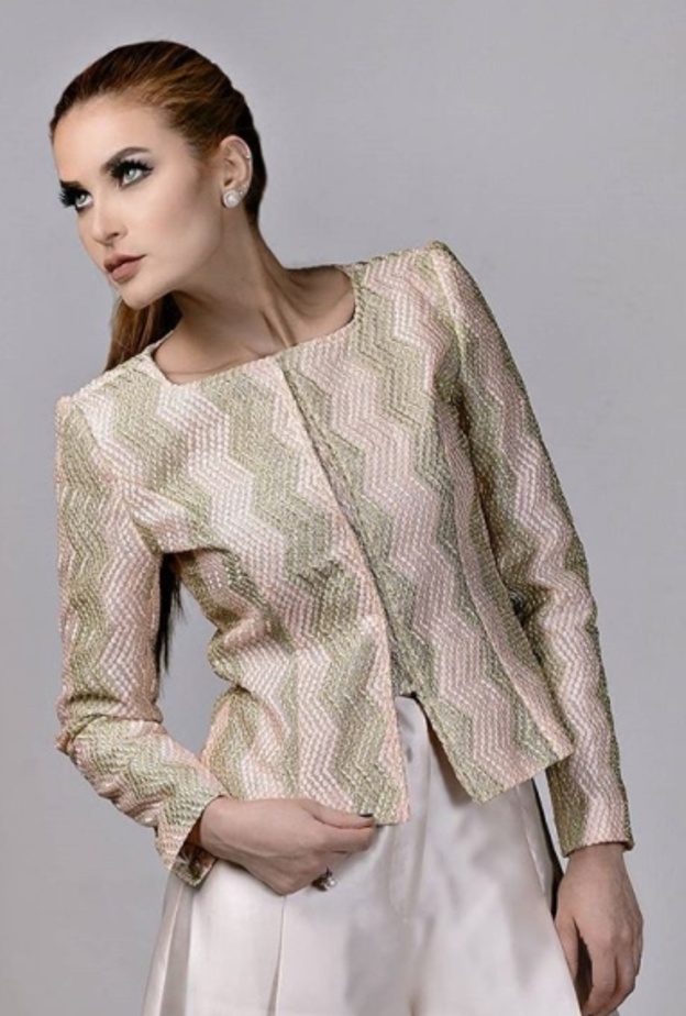 جاكيت مطرز كامل بلونين من تصاميم أسماء الفوزان