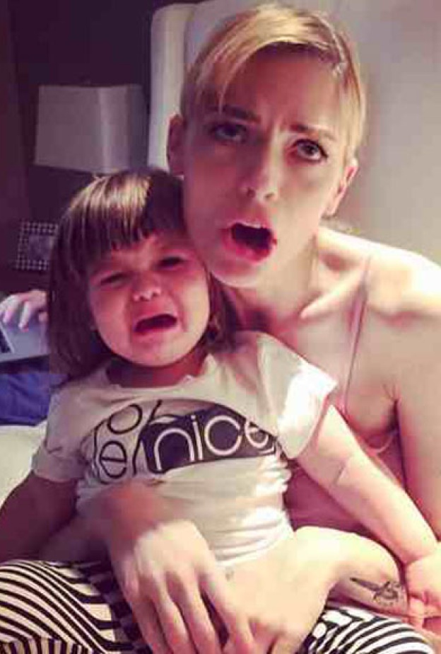 كيللى جينر غارقة فى الضوء الأزرق