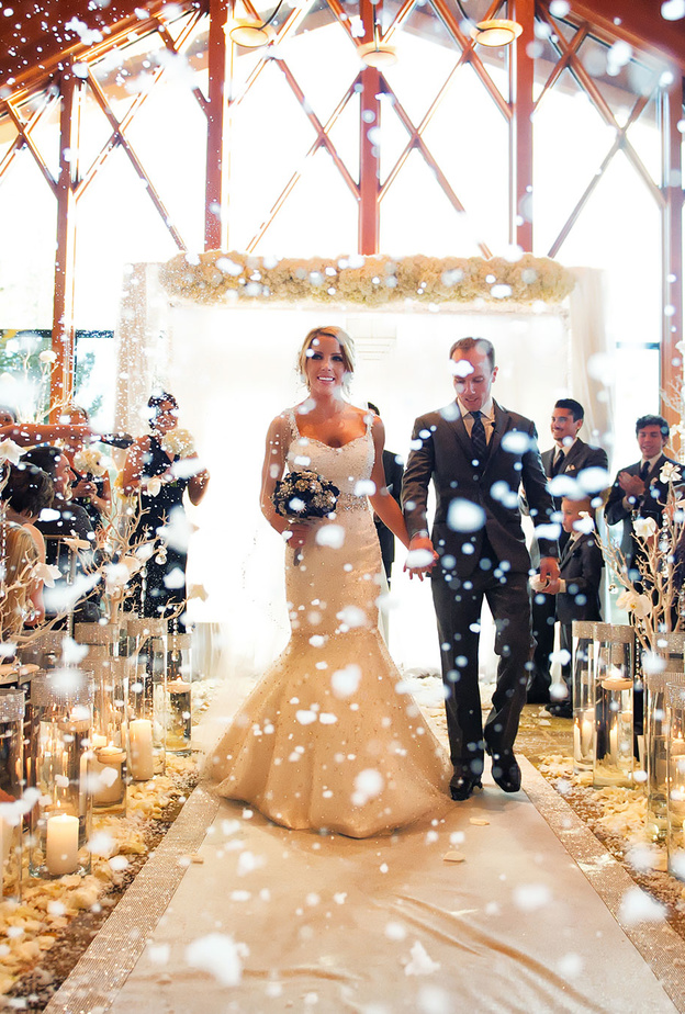 جذوع الأشجار مع الشموع و الورود لحفل زفاف رومانسي و دافىء