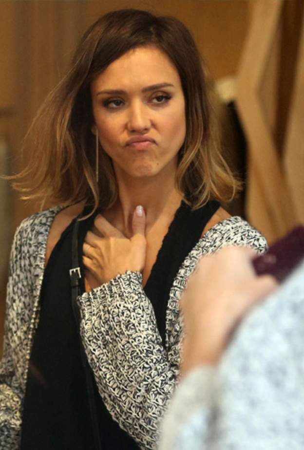 سيلفي جسيكا ألبا في عرض الازياء