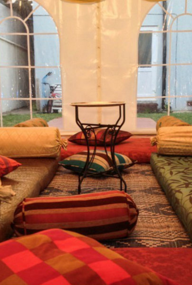 جلسة عربية من تصاميم Four Seasons لخيمة عصرية