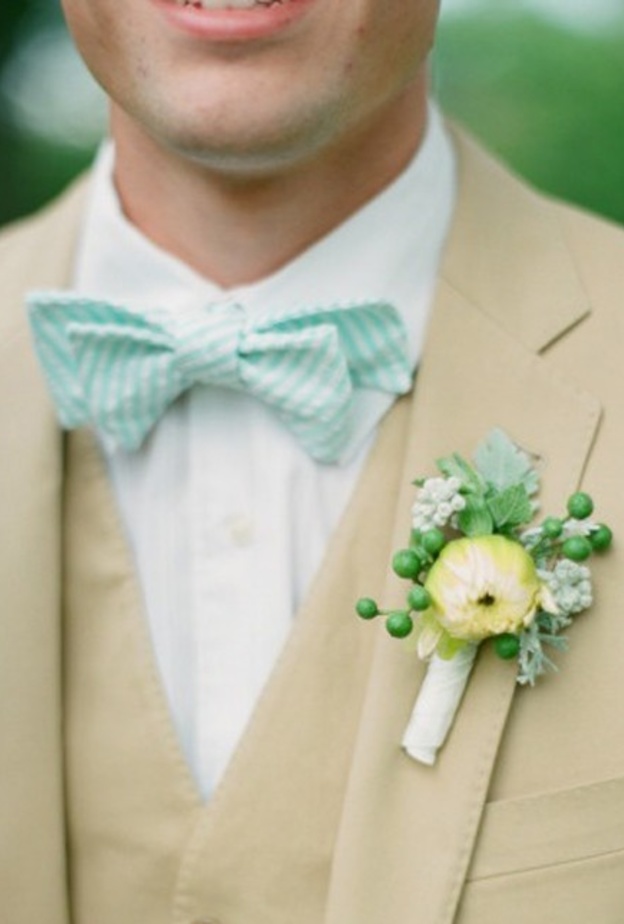 جمال اللون الاخضر النعناعي على ربطة عنق العريس