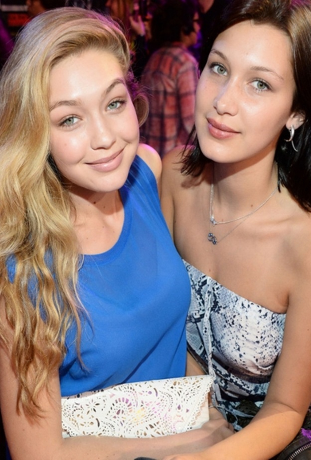 جيجي وبيلا بمكياج ناعم 