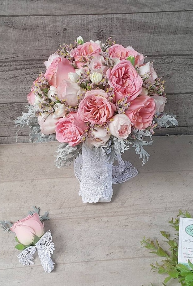 جمال مزيج اللون الوردي والابيض في بوكيه العروس