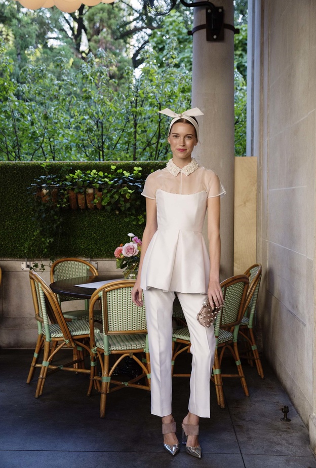 جمبسوت مطرز باللؤلؤ على العنق من مجموعة Lela Rose لخريف 2017