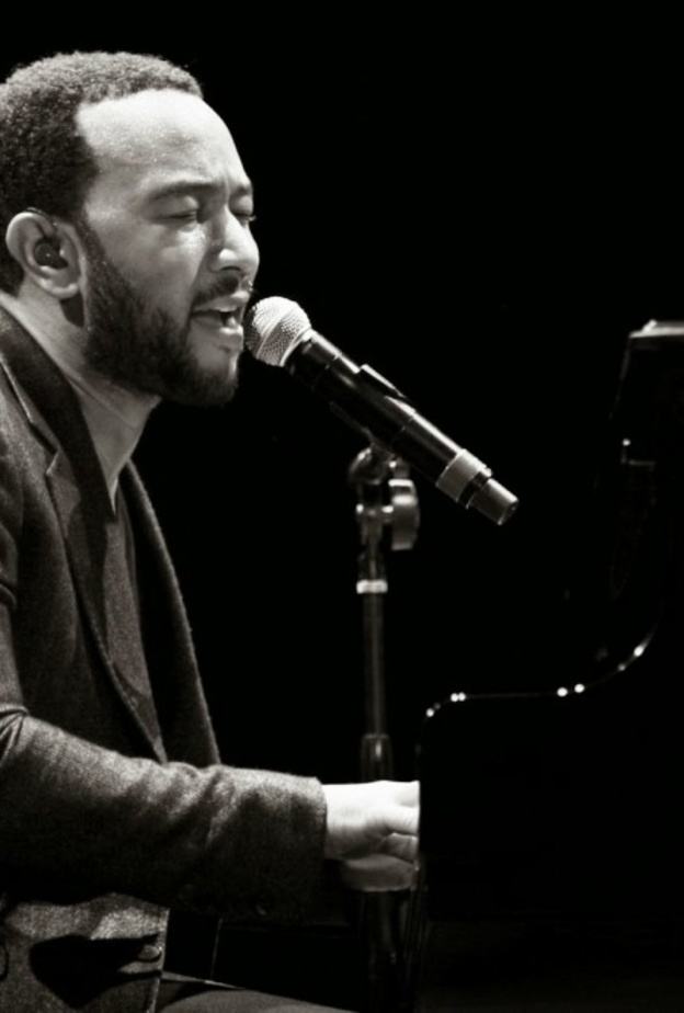 ديمي لوفاتو وجون ليجند سيغنيان بعيد ميلاد هيلاري