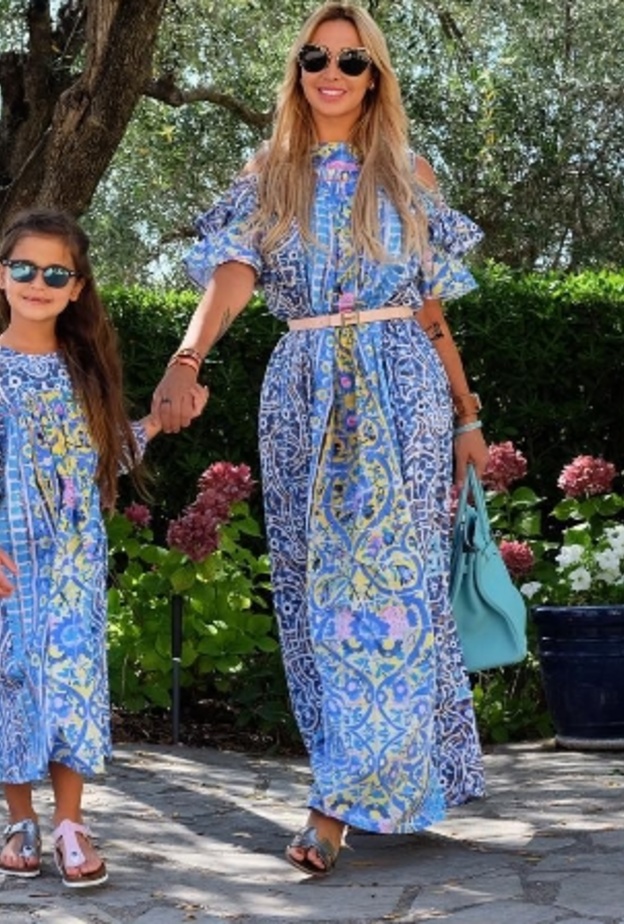 جويل في فستان طويل كاجوال مع ابنتها