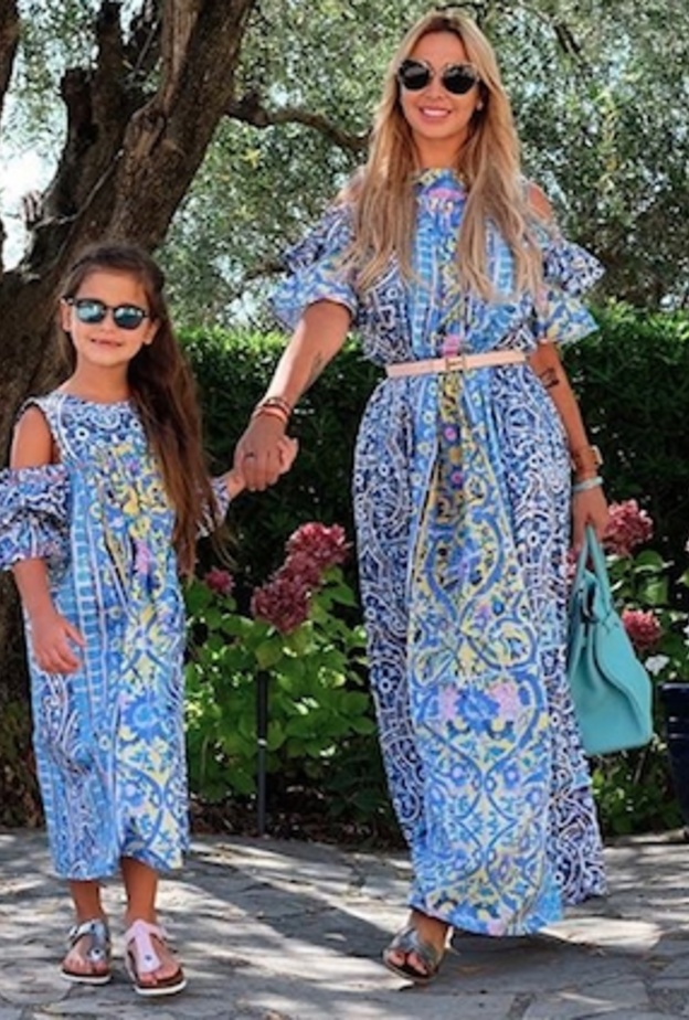 جويل ماردينيان مع ابنتها إيلا متألقتان بقطع متناسقة من أو تي تي