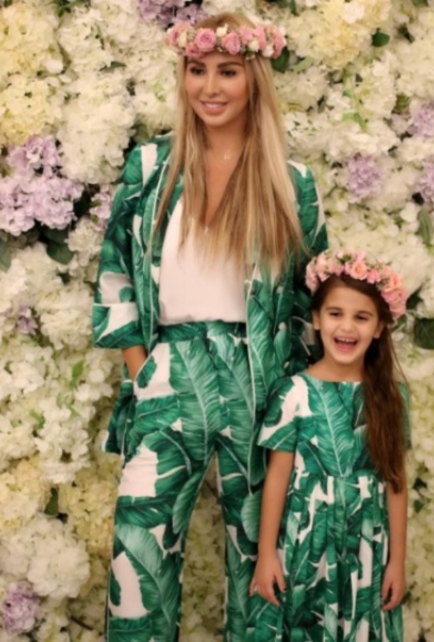 جويل مردينيات في صورة سابقة مع ابنتها