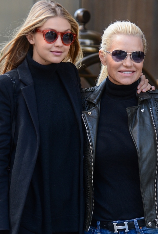 جيجي تدعم والدتها وتساندها