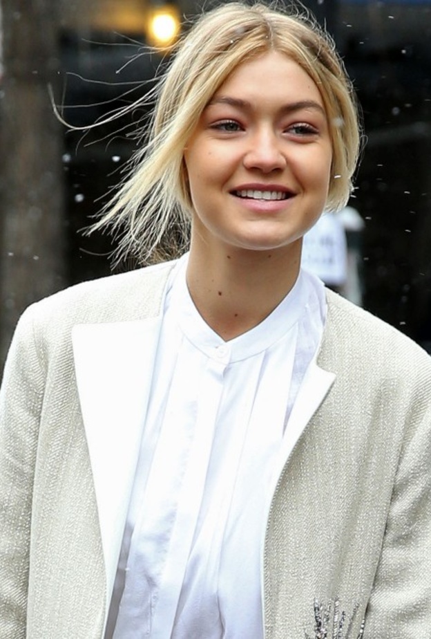 جيجي حديد تبكي سعادة بسبب!!