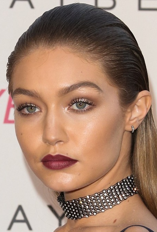 جيجي حديد تختار أحمر الشفاه الداكن