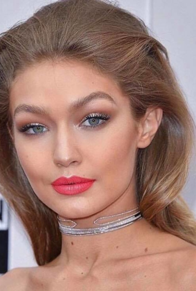 جيجي حديد مشرقة بالمكياج المشرق