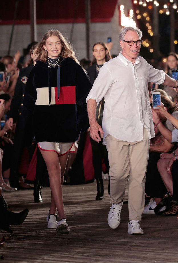 جيجي حديد وتومي هيلفيغر سيذهبان الى لوس انجليس لعوض المجموعة الجديدة