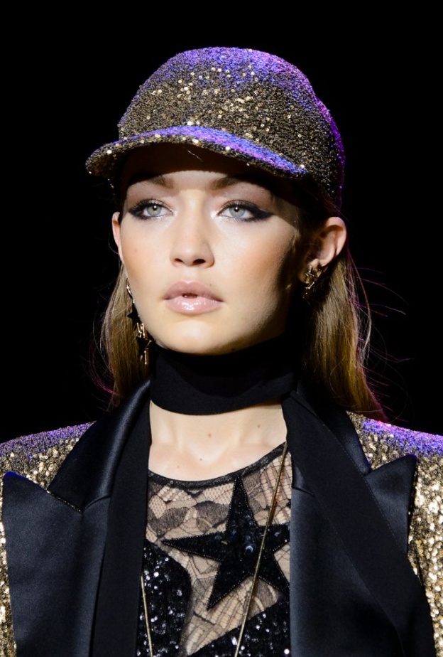 جيجي حديد Gigi Hadid ببشرة موحدة في عرض ايلي صعب Elie Saab 