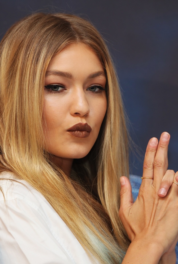 جيجي حديد Gigi Hadid بسحر الشفايف البنية مع الايلاينر الخفيف