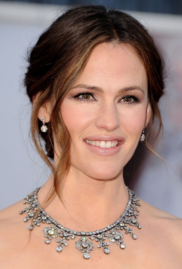 جينيفر جارنر ترتدي قلادة من نيل لاين