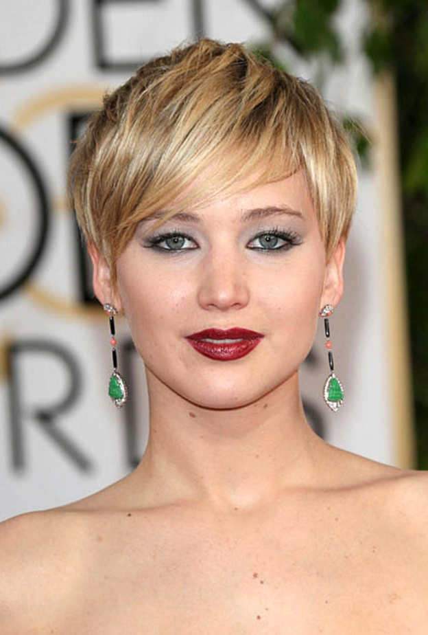 جينيفر لورانس ترتدي أقراط نيل لاين في حفل الغولدن غلوب