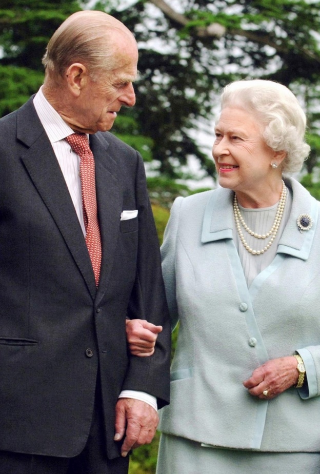 حب من النظرة الأولى بين الملكة إليزابيث والأمير فيليب