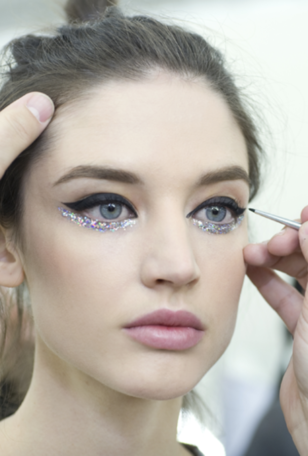 حبيبات براقة مع الايلاينر الاسود يوم الزفاف