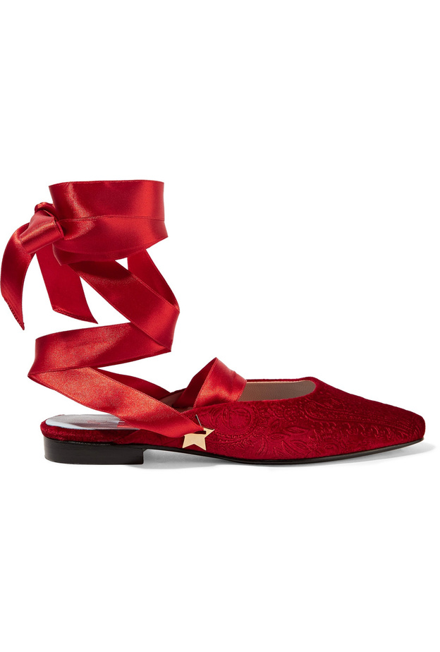 حذاء باللون الأحمر مع شريطة من MR by Man Repeller